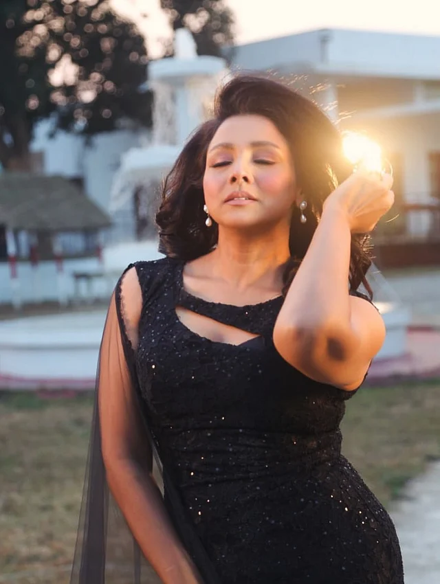 এখানে তিনি পরেছেন সিকুইনের বডিকন স্লিভলেস ড্রেস 