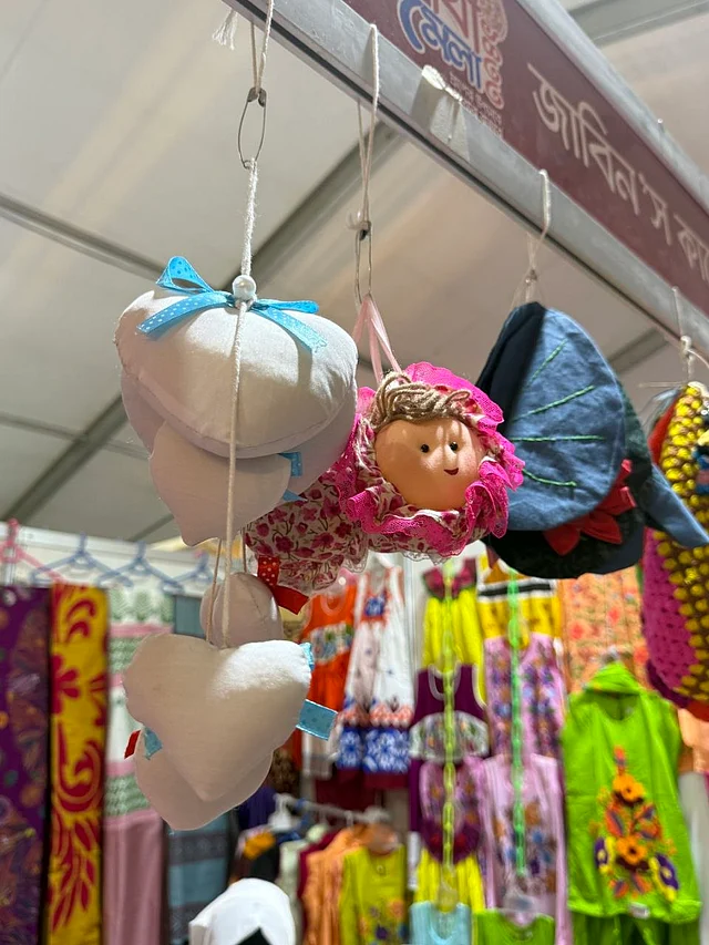 বিভিন্র শৌখিন পণ্য দ্দেখা গিয়েছে। কিছু হোম ডেকর আবার কিছু অনুষঙ্গ 