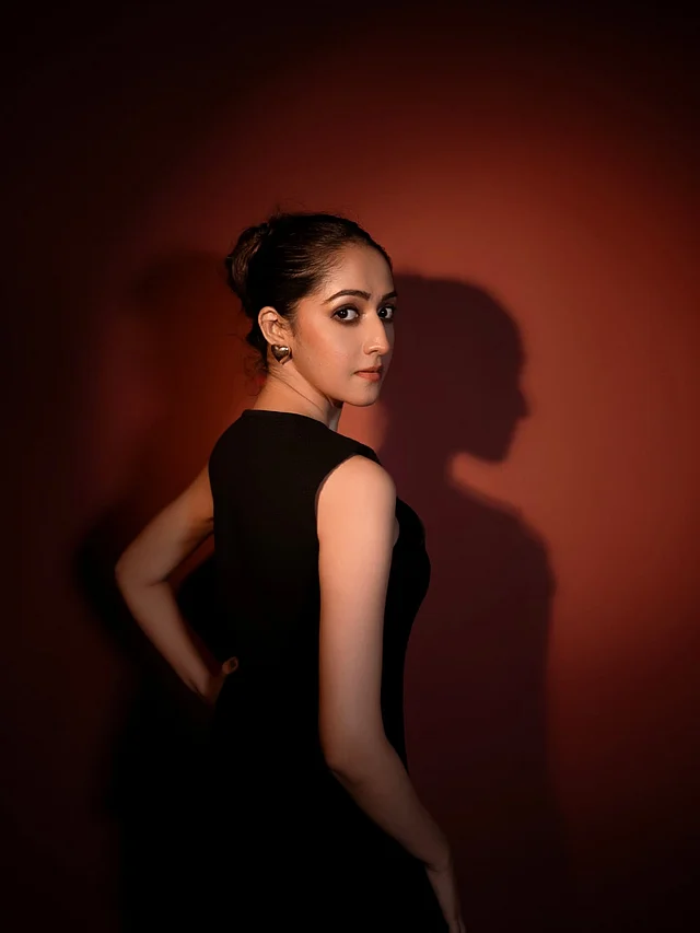 ব্ল্যাক মিনি ড্রেসের সঙ্গে আকর্ষণ কাড়ছে তাঁর হার্ট শেপ কানের দুল 