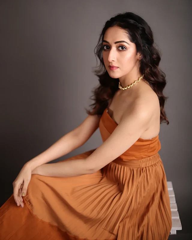 প্লিটেড স্ট্র্যাপলেস ড্রেসে মিষ্টি লাগছে তাঁকে। এরসঙ্গে বেছে নিয়েছেন গোল্ড চোকার ।