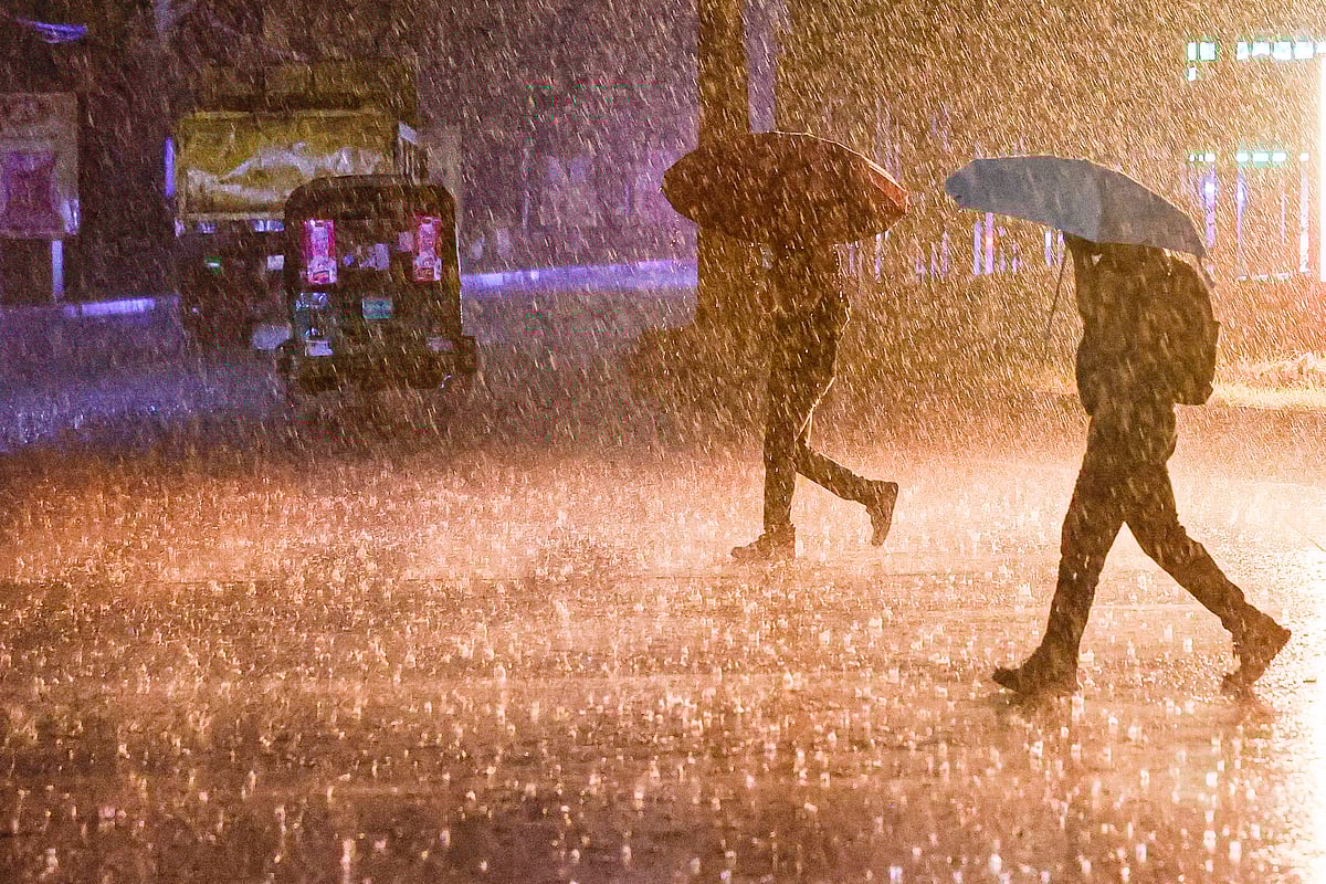 টানা গরমের পর নেমেছে ঝুম বৃষ্টি 