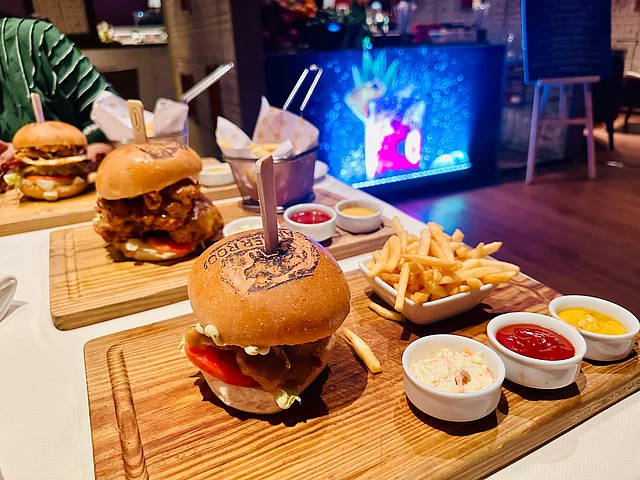 ছিলো বিফ, চিকেন, চিংড়ি ও ভেজ এই চার ধরনের উপাদান দিয়ে তৈরি ছয় ধরনের বার্গার