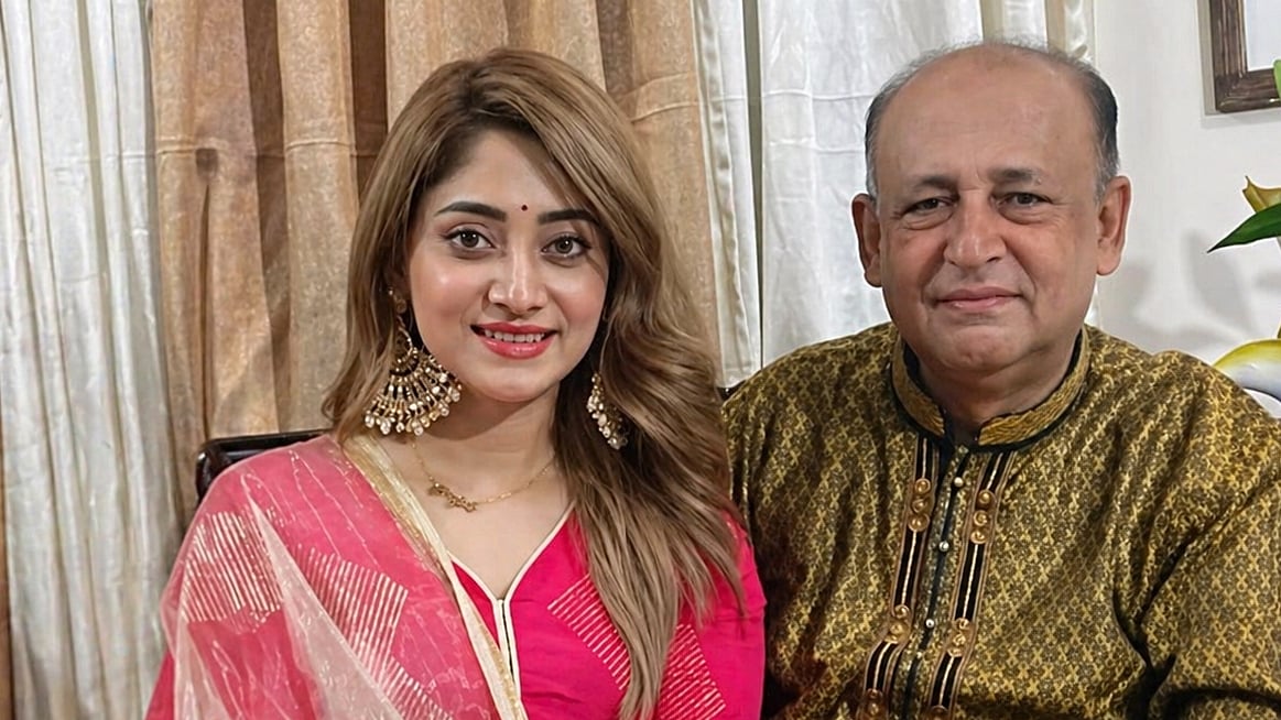 বাবার সঙ্গে পূজা চেরি। ছবি: ফেসবুক থেকে