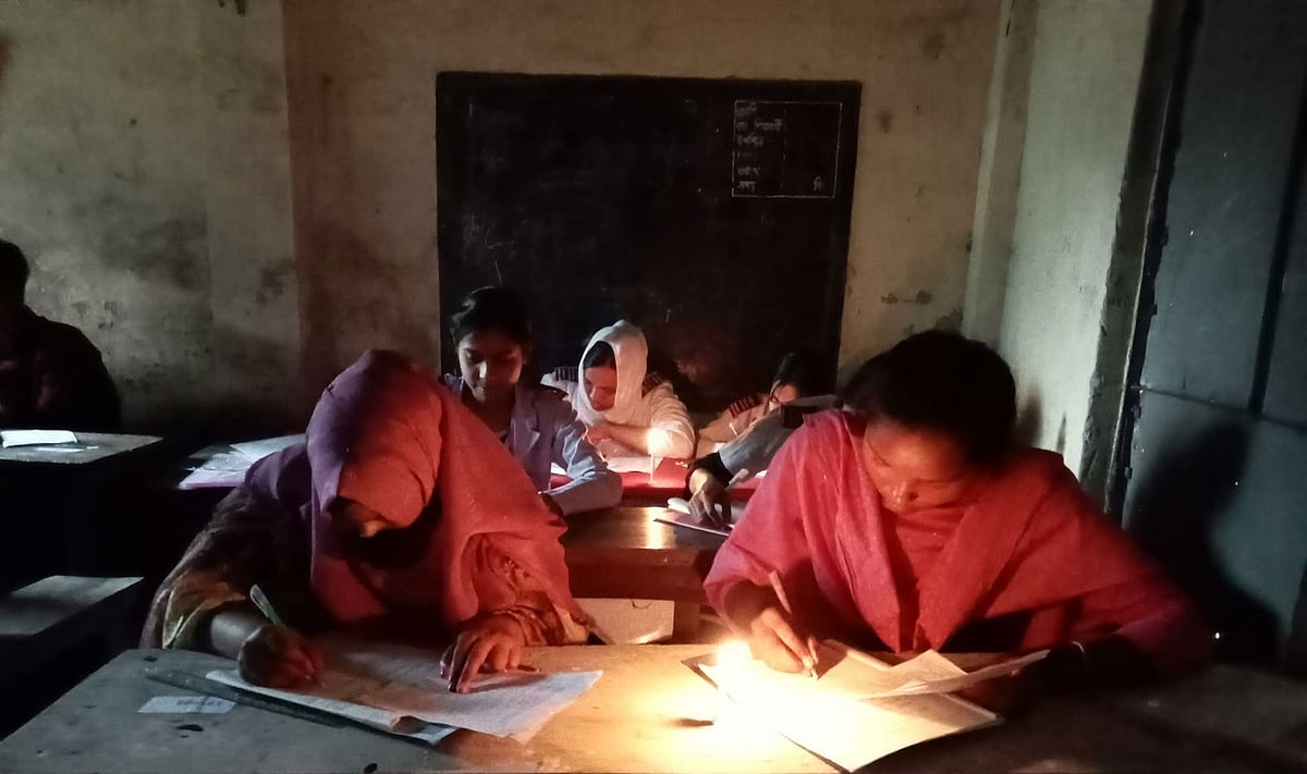 রংপুরে মোমবাতি জ্বালিয়ে এসএসসি পরীক্ষা, ইউএনও দুষলেন কেন্দ্রসচিবকে