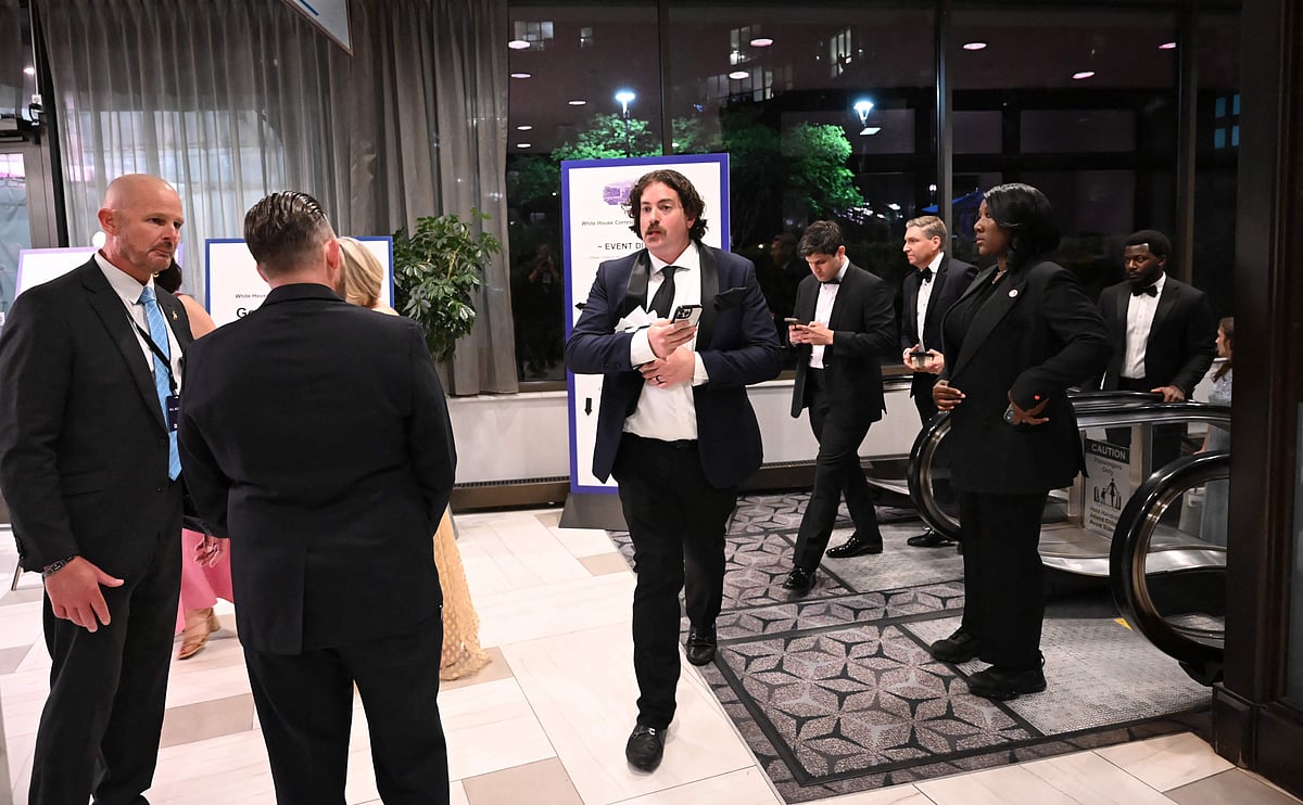 ভোজের মঞ্চে ট্রাম্প–মেলানিয়া, হঠাৎ শোনা গেল ‘৭–৮টি গুলির শব্দ’