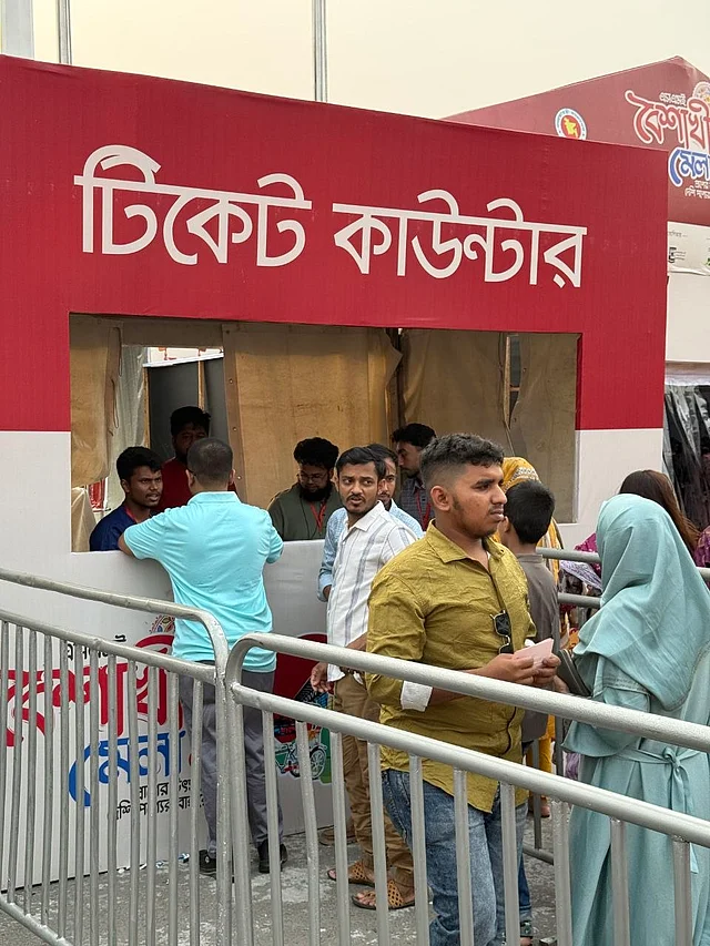 টিকেট কাউন্টারে ভীড় জমে উঠেছে 