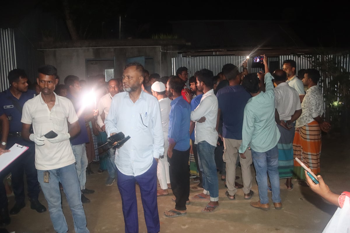 ফরিদপুরে দাদি–ফুফুসহ তিনজনকে কুপিয়ে হত্যার ঘটনায় অভিযুক্ত আকাশ আটক