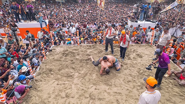 দর্শকদের উচ্ছ্বাসে প্রতিটি মুহূর্ত হয়ে ওঠে রোমাঞ্চকর