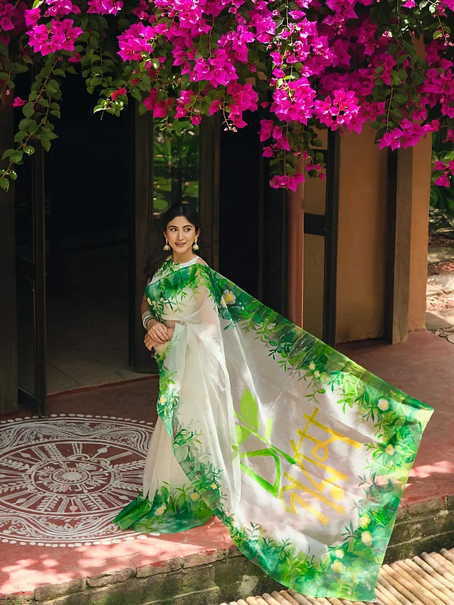 সবুজ আর শুভ্র সাদার মিশেলে তৈরি শাড়িটির আঁচলে বড় করে লেখা -'চা গরম' । 