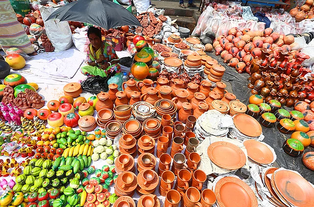 মাটির হাঁড়ি-পাতিলের পসরা—গ্রামীণ ঐতিহ্যের ছোঁয়া