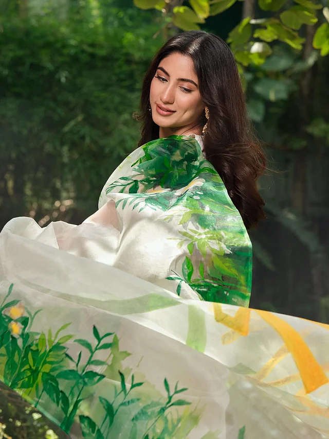 সবুজ ফ্লোরাল হ্যান্ড পেইন্ট করা শাড়িটিতে যেন শুভ্রতার আবেদন ছড়াচ্ছেন তিনি