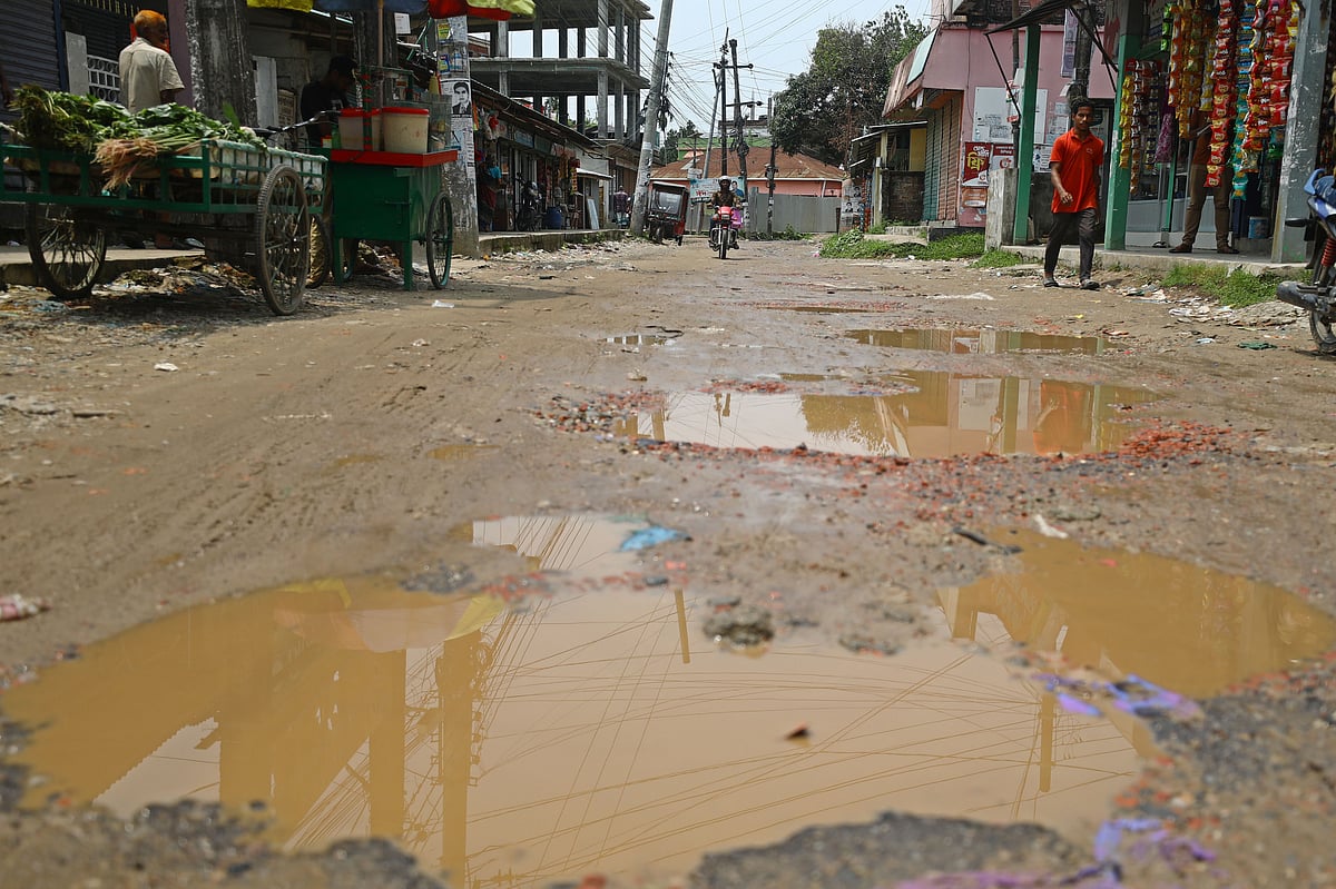 সিলেটের ভাঙাচোরা সড়কে ভোগান্তি