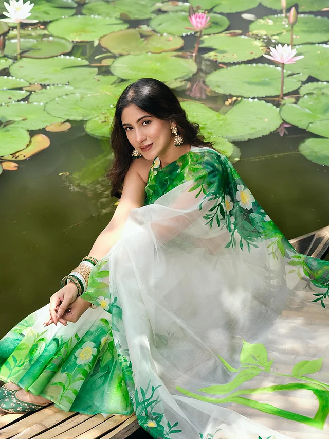 জমিন সাদা হওয়ায় সবুজের ছোঁয়া এবং হলুদ-সাদা ফুলের নকশাগুলো দারুণভাবে ফুটে উঠেছে।