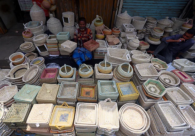 লোকজ পণ্যে ভরপুর মেলার এক কোণ