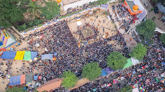 ঐতিহ্যবাহী ঢোলের তালে তালে খেলার আবহ