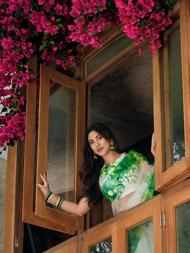 হাতে একগুচ্ছ সবুজ ও সাদা কাঁচের রেশমি চুড়ি পরেছেন সুন্দরী