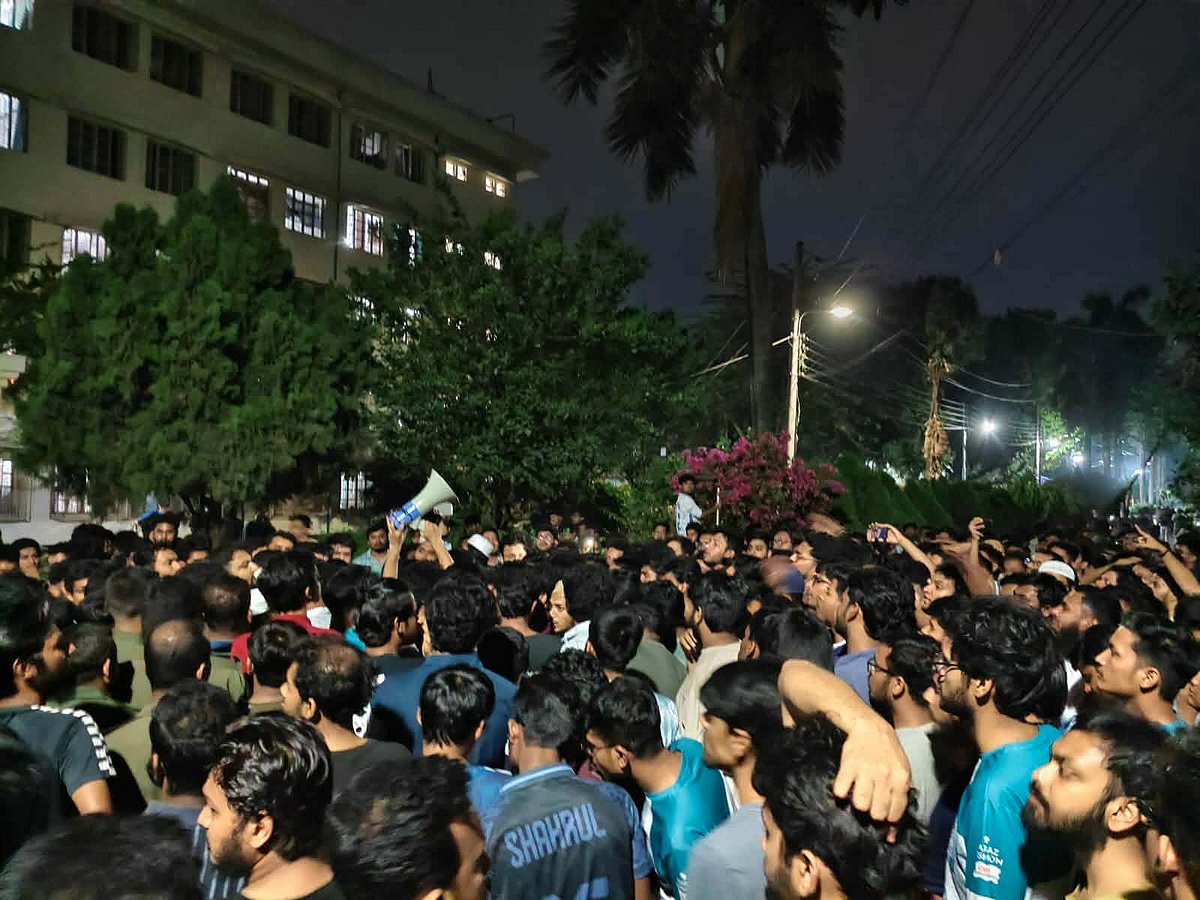 রুয়েটে দেয়াললিখন ও ব্যানার পোড়ানো ঘিরে মধ্যরাতে উত্তেজনা