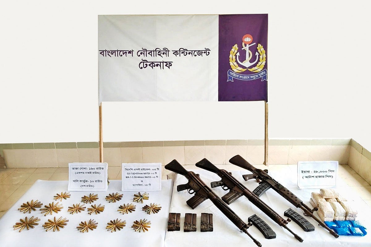 গাছের গোড়ায় নতুন মাটি, খুঁড়তেই পাওয়া গেল জি-৩ ও এম-১৬ রাইফেল, গুলি