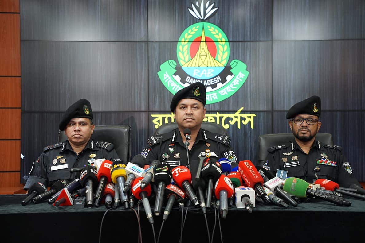 চালক ও যাত্রীবেশে থাকা ছিনতাইকারী চক্র হত্যা করেছে কাস্টমস কর্মকর্তাকে, গ্রেপ্তার ৫: র‍‍্যাব