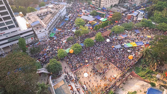 লালদীঘির মাঠে হাজারো মানুষের ভিড়ে জমে উঠেছে বলি খেলার আসর