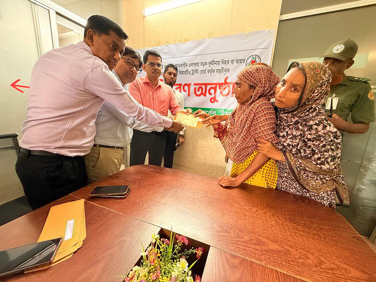 সড়ক দুর্ঘটনায় ক্ষতিগ্রস্ত ১১ জন পেলেন ৪৩ লাখ টাকার আর্থিক সহায়তা