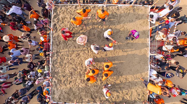 কুস্তিগিরদের প্রস্তুতি—মাটির সঙ্গে একাত্ম হওয়ার মুহূর্ত