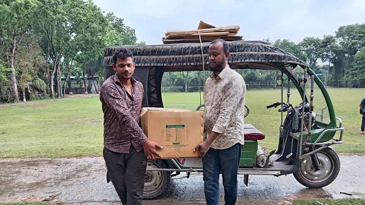 কোমরপুর সরকারি প্রাথমিক বিদ্যালয়ে শিশুদের খাবার পৌঁছে দেওয়া হচ্ছে।