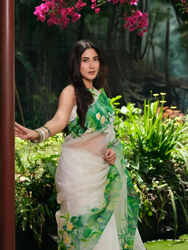 চমৎকার একটি সাদা অরগাঞ্জা শাড়ি পরেছেন সাফা কবির 