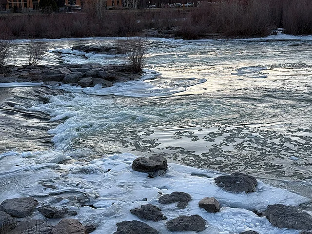 পাহাড়ি ঢাল বেয়ে নেমে আসা সাদা তুষার গলা পানি
