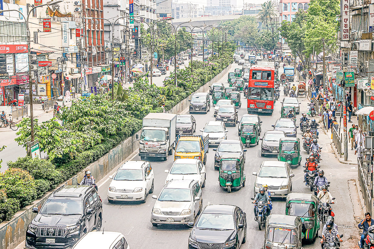 ঢাকার রাস্তায় বাস কম, বেড়েছে ছোট যান