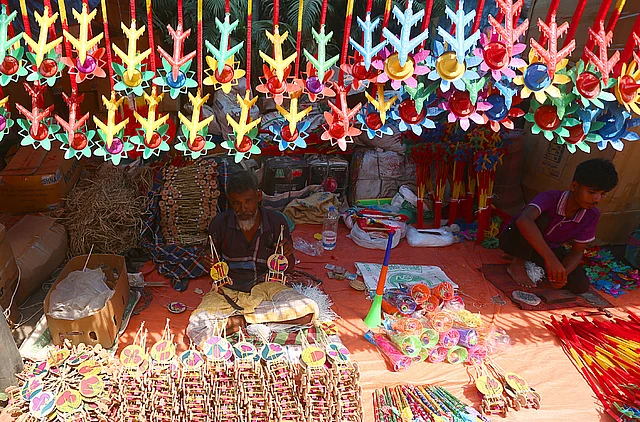 শিশুদের ভিড় রঙিন খেলনার দোকানে