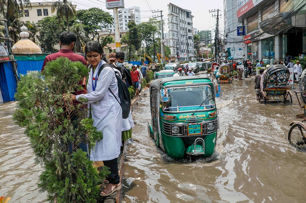 ২ মিলিমিটার বৃষ্টিতে সড়কে হাঁটুপানি, জুতা হাতে কাপড় গুটিয়ে পারাপার