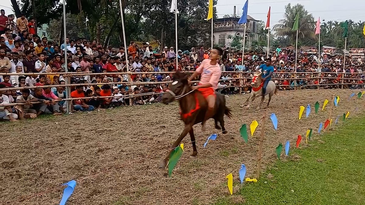 ঘোড়দৌড়ে মাতোয়ারা লালমনিরহাটের বৈশাখী মেলা