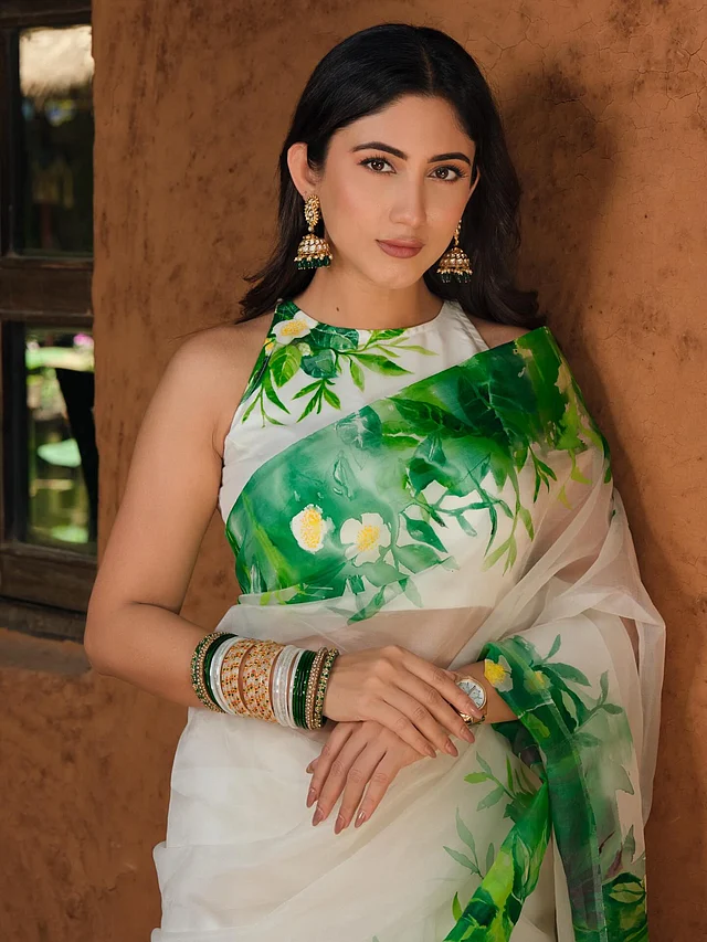 লুকের আকর্ষণীয় দিক হলো শাড়ির সঙ্গে জুটি হওয়া  হল্টারনেক স্লিভলেস ব্লাউজটি