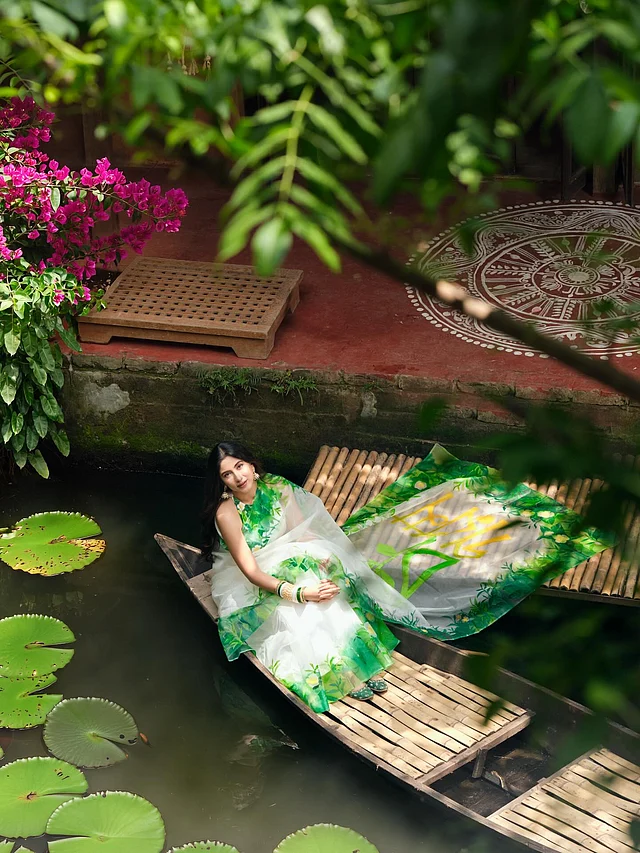 শাড়ির সবুজ  আর পদ্মপাতার গাঢ় সবুজ মিলেমিশে একাকার হয়ে গেছে। সাফা যেন কোনো এক রূপকথার মানসকন্যা। 