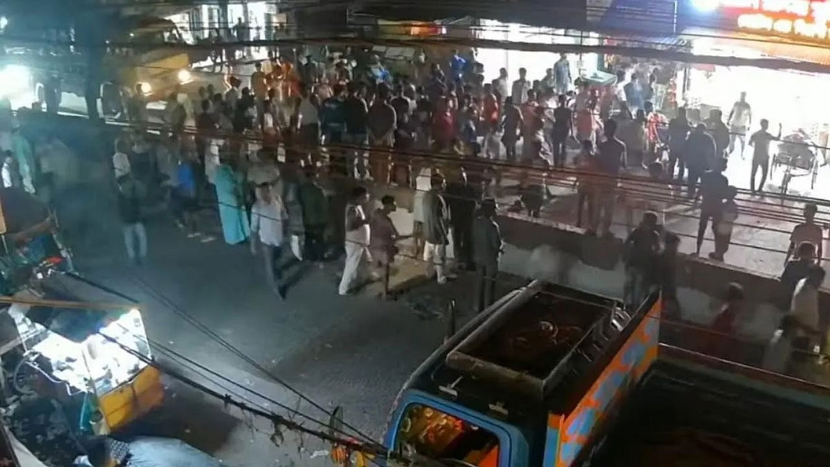 পিকআপের ধাক্কায় শ্রমিকের মৃত্যু, দুমড়েমুচড়ে গেল ৪ অটোরিকশা