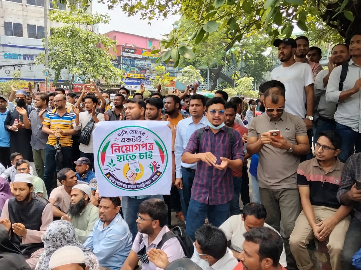 ‘দাবি একটাই, নিয়োগপত্র হাতে চাই’—প্রজ্ঞাপনের দাবিতে সুপারিশপ্রাপ্ত সহকারী শিক্ষকদের স্লোগান