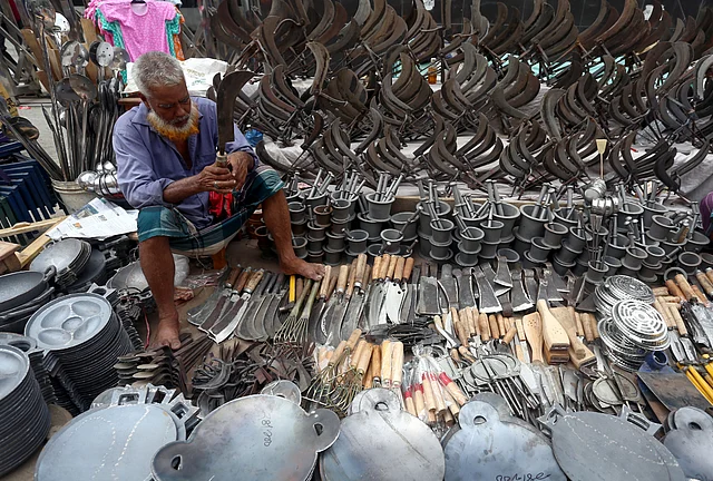 দা, বঁটি ও কৃষিকাজের সরঞ্জামের দোকান