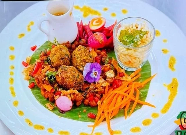 খাঁটি দেশি মুড়ি-পেঁয়াজুকে হারমনি সালাদ রুপে পরিবেশন করেছেন সাবিনা  