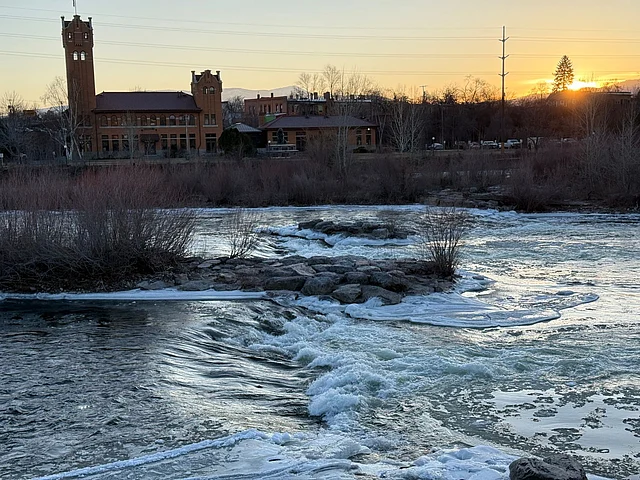বসন্তের রোদে গলতে শুরু করেছে তুষার