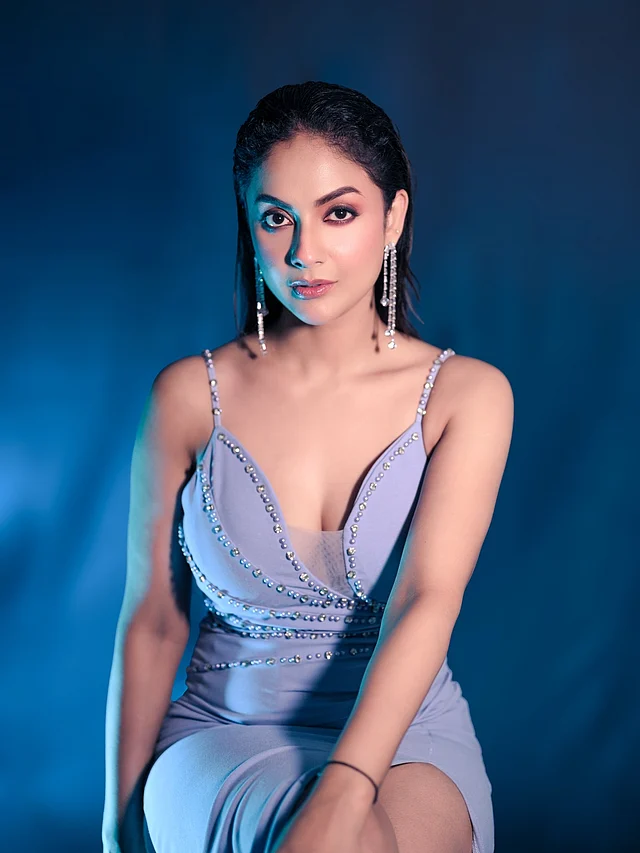 কানের লম্বা ডায়মন্ড ইয়াররিংস পুরো স্টাইলকে দিয়েছে এলিগ্যান্ট টাচ । সন্ধ্যাকালীন অনুষ্ঠান, পার্টি  বা রেড কার্পেটে আলাদা করে নজর কাড়তে চাইলে এই স্টাইল হতে পারে দারুণ অনুপ্রেরণা।