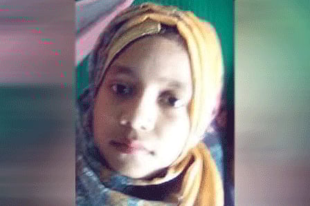 ঘুম থেকে উঠে মুখ ধোয়ার জন্য পুকুরে যাচ্ছিল মাদ্রাসাছাত্রী, বজ্রপাতে মৃত্যু