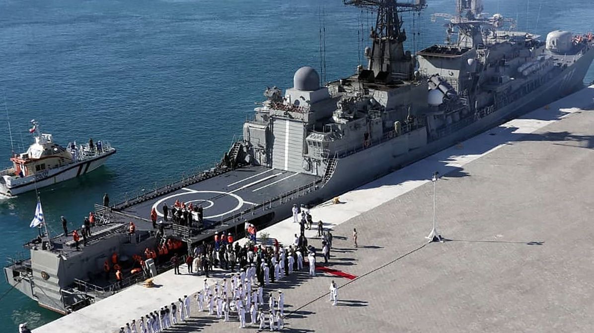 মার্কিন অবরোধের প্রভাব: ইরানি বন্দরের কাছে তেল ট্যাংকারের ভিড়