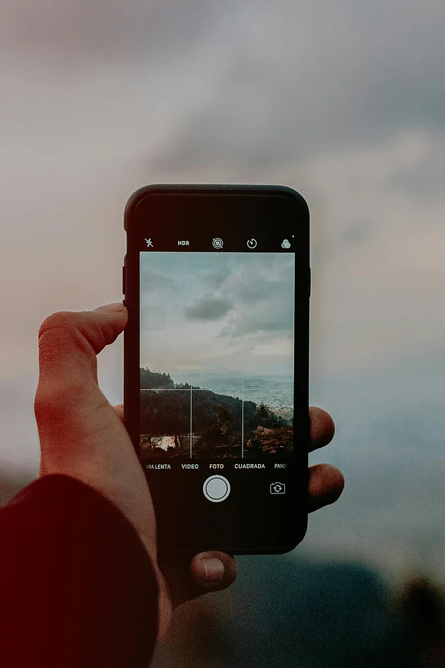 মোবাইল ফোনে ব্যবহৃত তরঙ্গ বা এর ভেতরে থাকা অতি সামান্য পরিমাণ ধাতু বজ্রপাতকে আকর্ষণ করার মতো কোনো শক্তি রাখে না