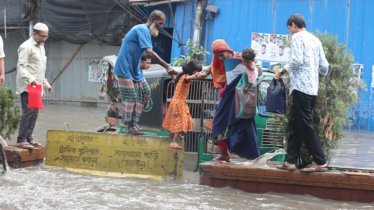চট্টগ্রাম নগরের প্রবর্তক মোড়ে পানিতে তলিয়েছে সড়ক, তাই সড়ক বিভাজকে ঝুঁকি নিয়ে পার হতে হচ্ছে
