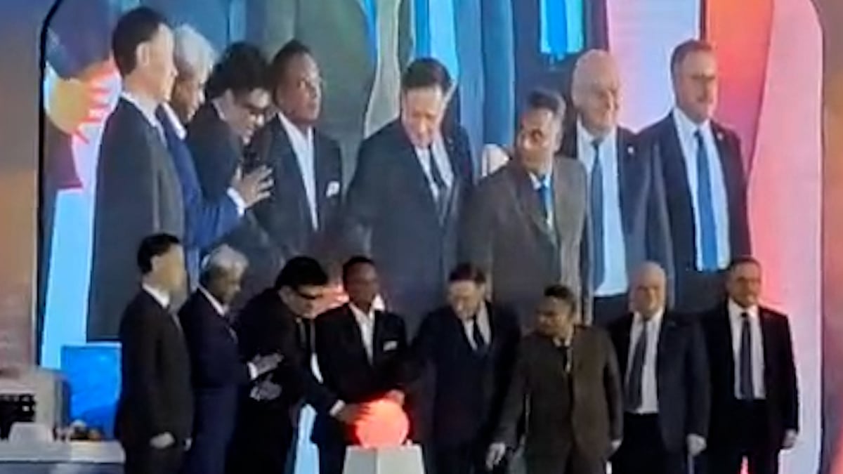 পারমাণবিক অগ্রযাত্রায় নতুন অধ্যায়: চুল্লিতে ইউরেনিয়াম জ্বালানি স্থাপন