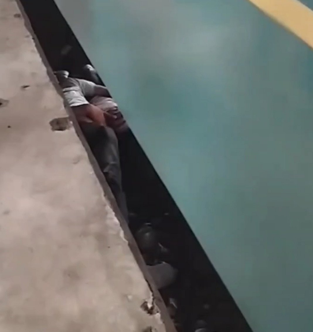 হাত ফসকে ট্রেনের নিচে ২ বছরের শিশু, জড়িয়ে ধরে শুয়ে থেকে রক্ষা করলেন বাবা