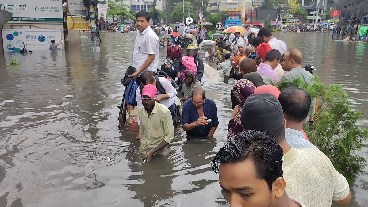 টানা বৃষ্টিতে চট্টগ্রামে জলাবদ্ধতা, চরম ভোগান্তিতে নগরবাসী