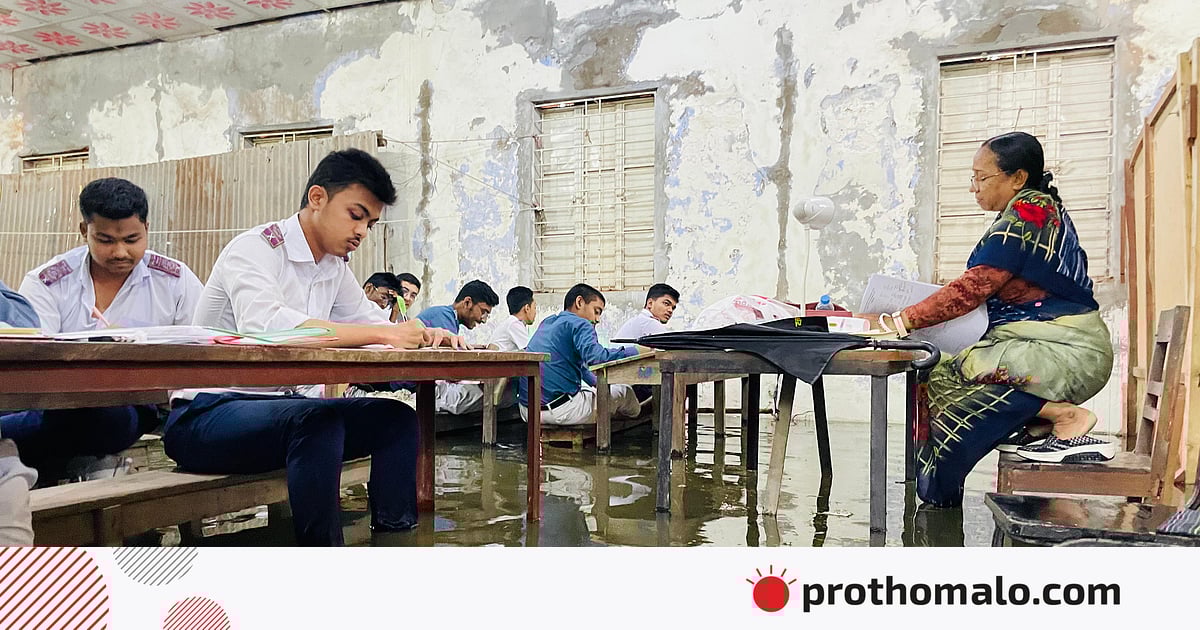 দেড় ঘণ্টার বৃষ্টিতে জলাবদ্ধ কুমিল্লা নগরী, বেঞ্চে পা তুলে লিখলেন এসএসসি পরীক্ষার্থীরা দেড় ঘণ্টার বৃষ্টিতে জলাবদ্ধ কুমিল্লা নগরী, বেঞ্চে পা তুলে লিখলেন এসএসসি পরীক্ষার্থীরা
