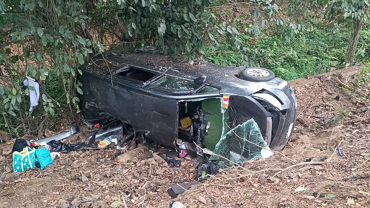 চট্টগ্রামের লোহাগাড়ায় মাইক্রোবাস খাদে, ঘটনাস্থলেই নিহত ৩